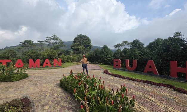 Bupati Parosil Ajak Masyarakat Kunjungi Kebun Raya Liwa, Ada Buah yang Siap Dipetik dan Dinikmati Pengunjung