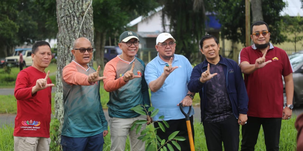 Pemkab Lambar Tanam 50 Pohon Buah dan Bersih-bersih Peringati Hari Lingkungan Hidup Sedunia