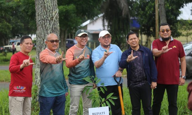 Pemkab Lambar Tanam 50 Pohon Buah dan Bersih-bersih Peringati Hari Lingkungan Hidup Sedunia