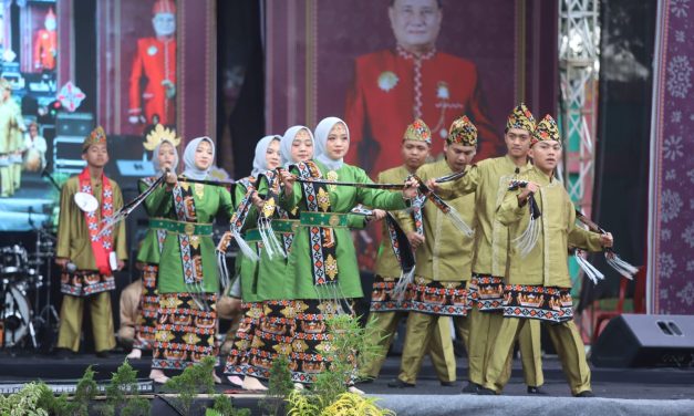 Sekda Nukman Apresiasi Lomba Nyambai Festival Sekala Bekhak XII, Dorong Anak Muda Lestarikan Budaya Lampung Barat