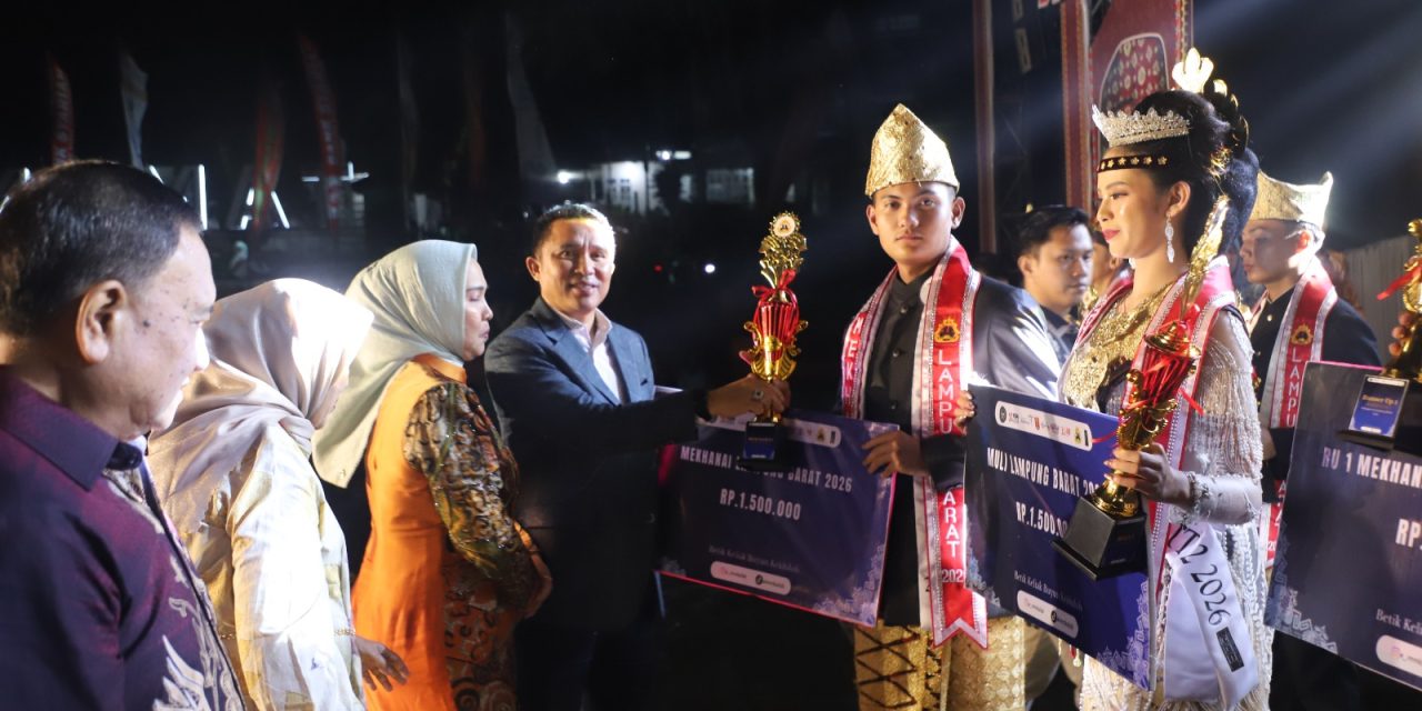 Ribuan Penonton Tumpah Ruah di Taman Kota Liwa, Bupati Parosil Apresiasi Malam Penobatan Muli Mekhanai 2026