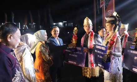 Ribuan Penonton Tumpah Ruah di Taman Kota Liwa, Bupati Parosil Apresiasi Malam Penobatan Muli Mekhanai 2026