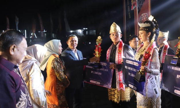 Ribuan Penonton Tumpah Ruah di Taman Kota Liwa, Bupati Parosil Apresiasi Malam Penobatan Muli Mekhanai 2026