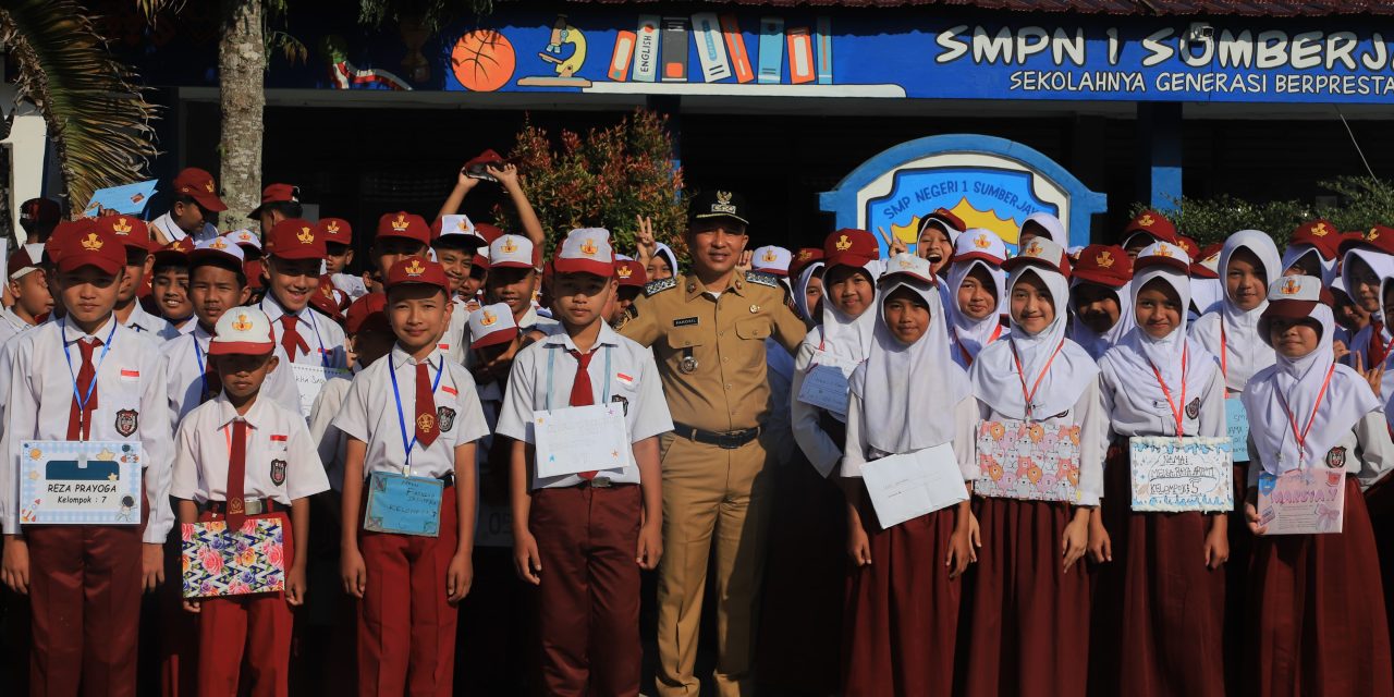 Buka MPLS di SMPN 1 Sumber Jaya, Bupati Parosil : Disiplin, Integritas, dan Seragam Gratis untuk Siswa Baru