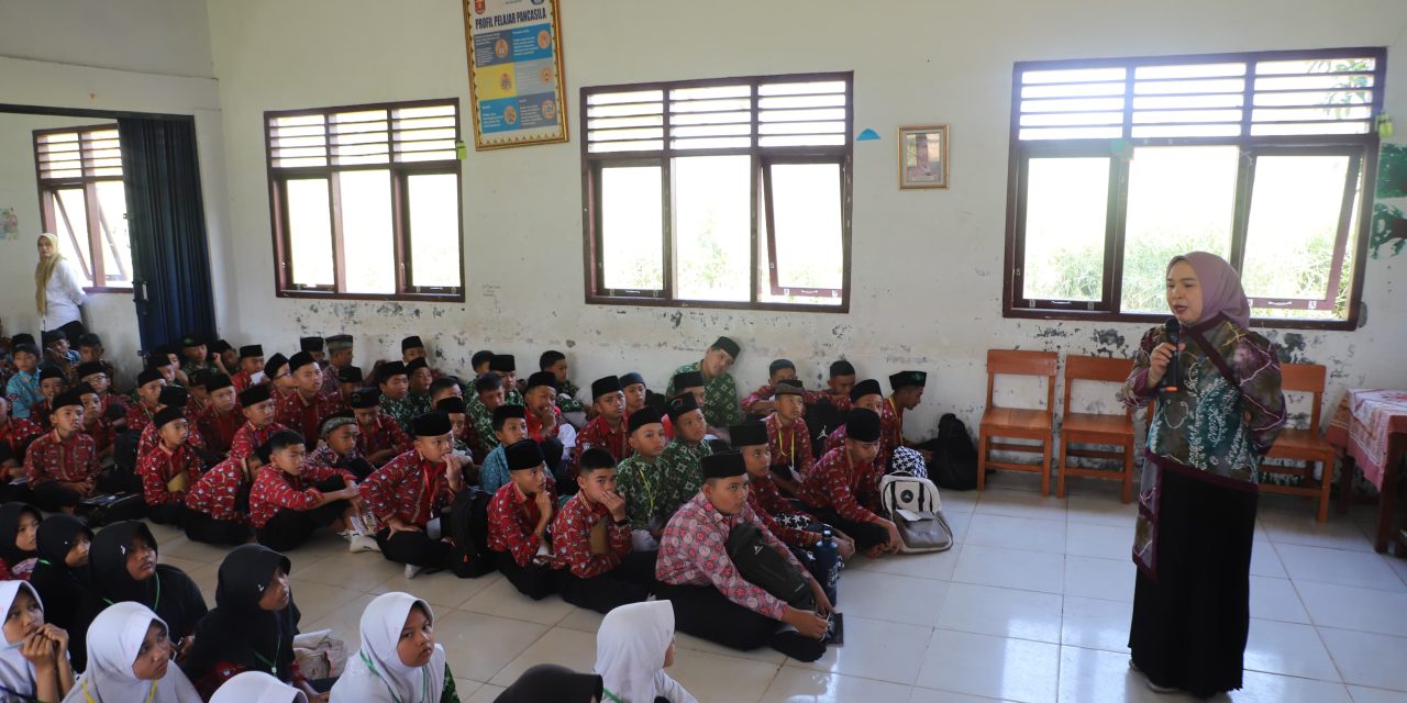 Ketua TP PKK Lampung Barat Tinjau MPLS di SMP Negeri Sekuting Terpadu, Tekankan Bijak Bermedia Sosial dan Pencegahan Pernikahan Dini
