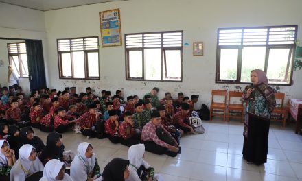 Ketua TP PKK Lampung Barat Tinjau MPLS di SMP Negeri Sekuting Terpadu, Tekankan Bijak Bermedia Sosial dan Pencegahan Pernikahan Dini