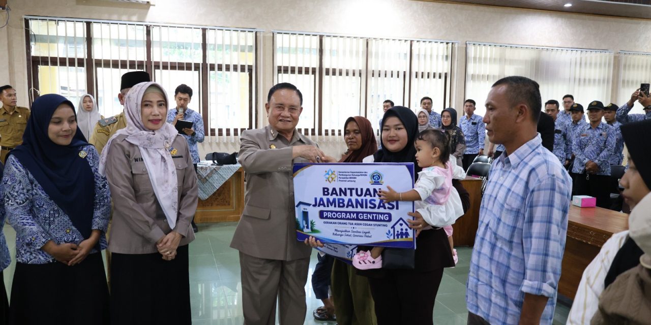 Monev Bangga Kencana di Lampung Barat, Wabup Mad Hasnurin Serahkan Bantuan Jamban Sehat dan Sembako untuk Keluarga Berisiko Stunting