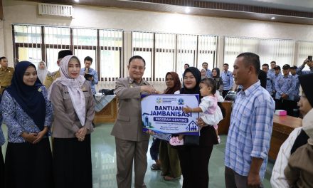 Monev Bangga Kencana di Lampung Barat, Wabup Mad Hasnurin Serahkan Bantuan Jamban Sehat dan Sembako untuk Keluarga Berisiko Stunting