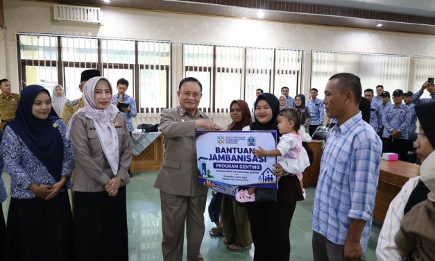 Monev Bangga Kencana di Lampung Barat, Wabup Mad Hasnurin Serahkan Bantuan Jamban Sehat dan Sembako untuk Keluarga Berisiko Stunting