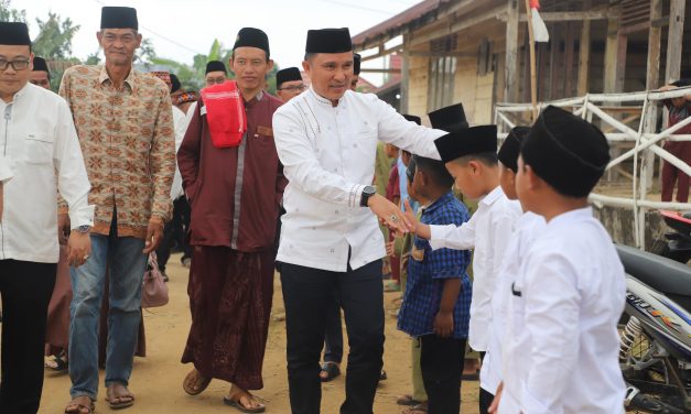 65 KK di Sukamakmur Belalau Resmi Nikmati Listrik, Bupati Parosil: Cahaya Listrik Untuk Rumah, Cahaya Iman untuk Hati