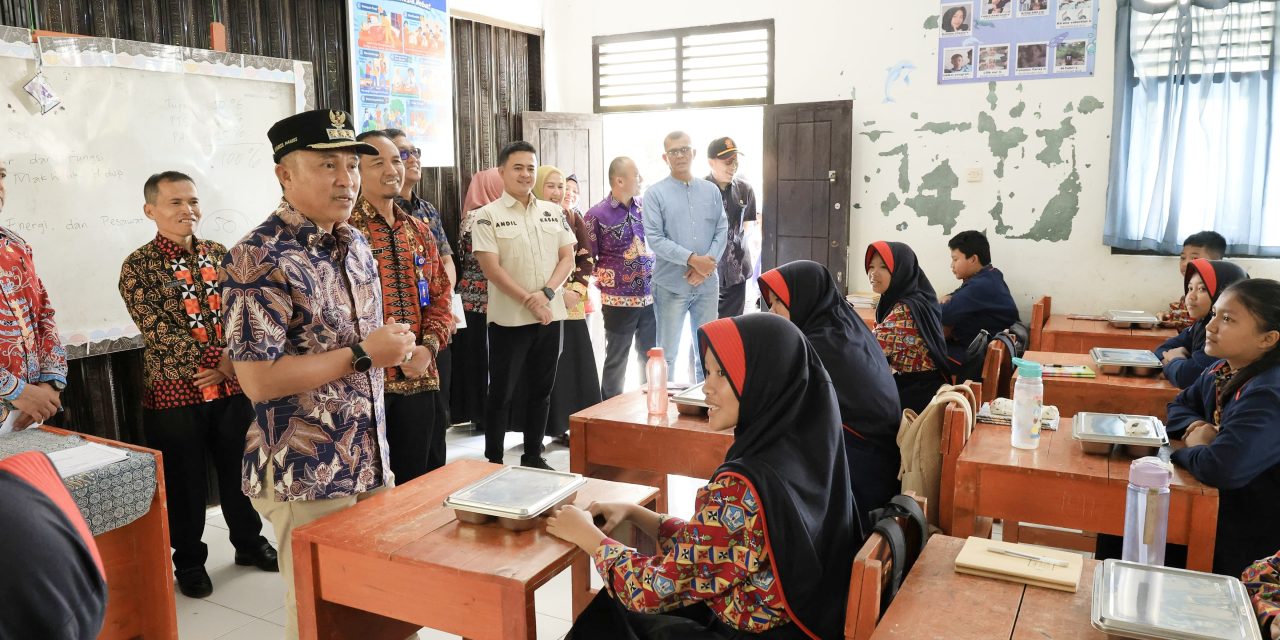 Jalankan Arahan Presiden, Bupati Lampung Barat Cek Menu MBG di Sekincau dan Way Tenong