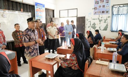 Jalankan Arahan Presiden, Bupati Lampung Barat Cek Menu MBG di Sekincau dan Way Tenong