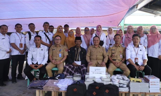 Wakil Bupati Lampung Barat Serahkan Donasi untuk Pembangunan Kembali TPA Sunan Bonang
