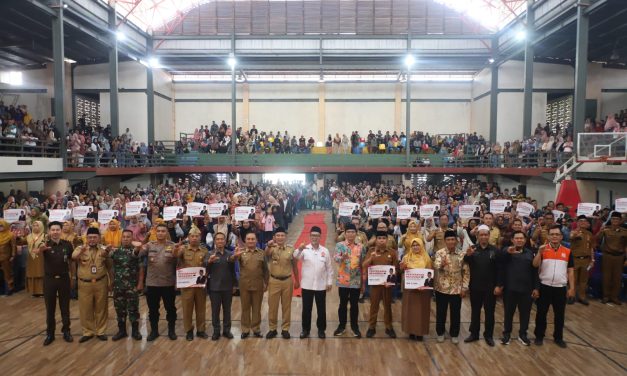 Bupati Parosil Sambut Kunjungan Reses Anggota DPR RI Al Muzammil Yusuf, Ribuan Siswa Lampung Barat Terima Beasiswa PIP