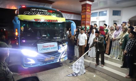 Pemkab Lampung Barat Lepas 30 Jamaah Umrah, Bupati Pesan Doakan Daerah