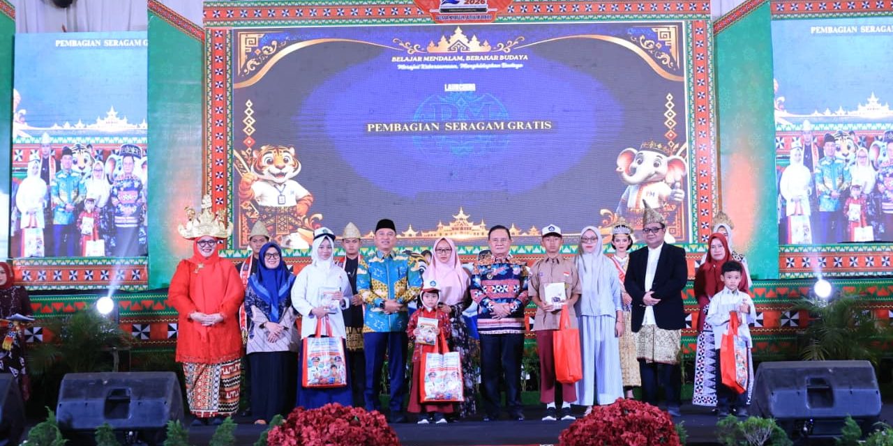 Ringankan Beban Orang Tua, Kabupaten Lampung Barat Kembali Bagikan Seragam Sekolah Gratis
