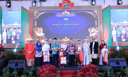 Ringankan Beban Orang Tua, Kabupaten Lampung Barat Kembali Bagikan Seragam Sekolah Gratis
