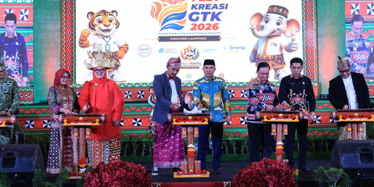 Dihadiri 15 Kabupaten Kota Se-Lampung, Bupati Parosil Buka Festival Kreasi GTK Ditandai Pemukulan Gamolan Pekhing