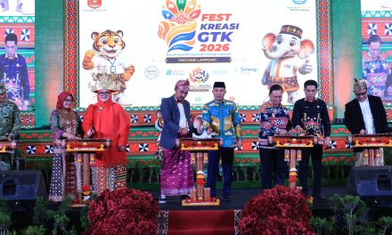 Dihadiri 15 Kabupaten Kota Se-Lampung, Bupati Parosil Buka Festival Kreasi GTK Ditandai Pemukulan Gamolan Pekhing