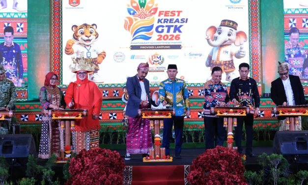 Dihadiri 15 Kabupaten Kota Se-Lampung, Bupati Parosil Buka Festival Kreasi GTK Ditandai Pemukulan Gamolan Pekhing