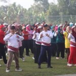 Senam Bersama Ribuan Warga, Ibu 49 Tahun Dari Padang Dalom Berangkat Umroh Gratis