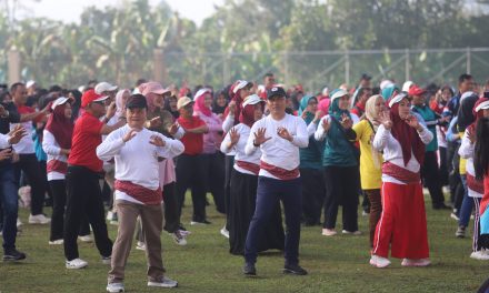 Senam Bersama Ribuan Warga, Ibu 49 Tahun Dari Padang Dalom Berangkat Umroh Gratis