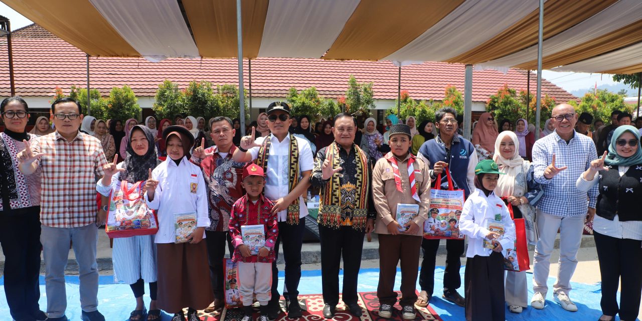 Terima Seragam Sekolah Gratis, Orang Tua Wali Murid Ucapkan Terima Kasih kepada Bupati , Wakil Bupati dan Pemkab Lampung Barat