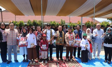 Terima Seragam Sekolah Gratis, Orang Tua Wali Murid Ucapkan Terima Kasih kepada Bupati , Wakil Bupati dan Pemkab Lampung Barat