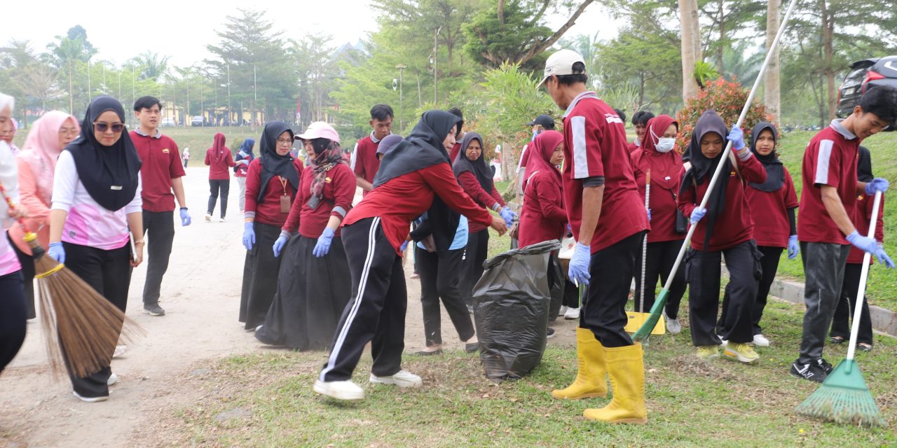 Persiapan Pengajian Akbar HUT ke-35, Pemkab Lampung Barat Gelar Senam dan Gotong Royong