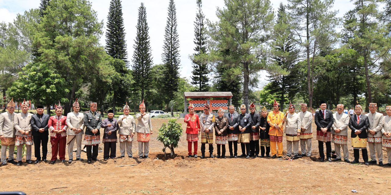 Lampung Barat Tandai HUT ke 35 Dengan Tanam Pohon