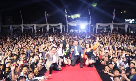 Aura Tiga Ajak Warga Lampung Barat Bergoyang di Puncak HUT ke 35 Lampung Barat