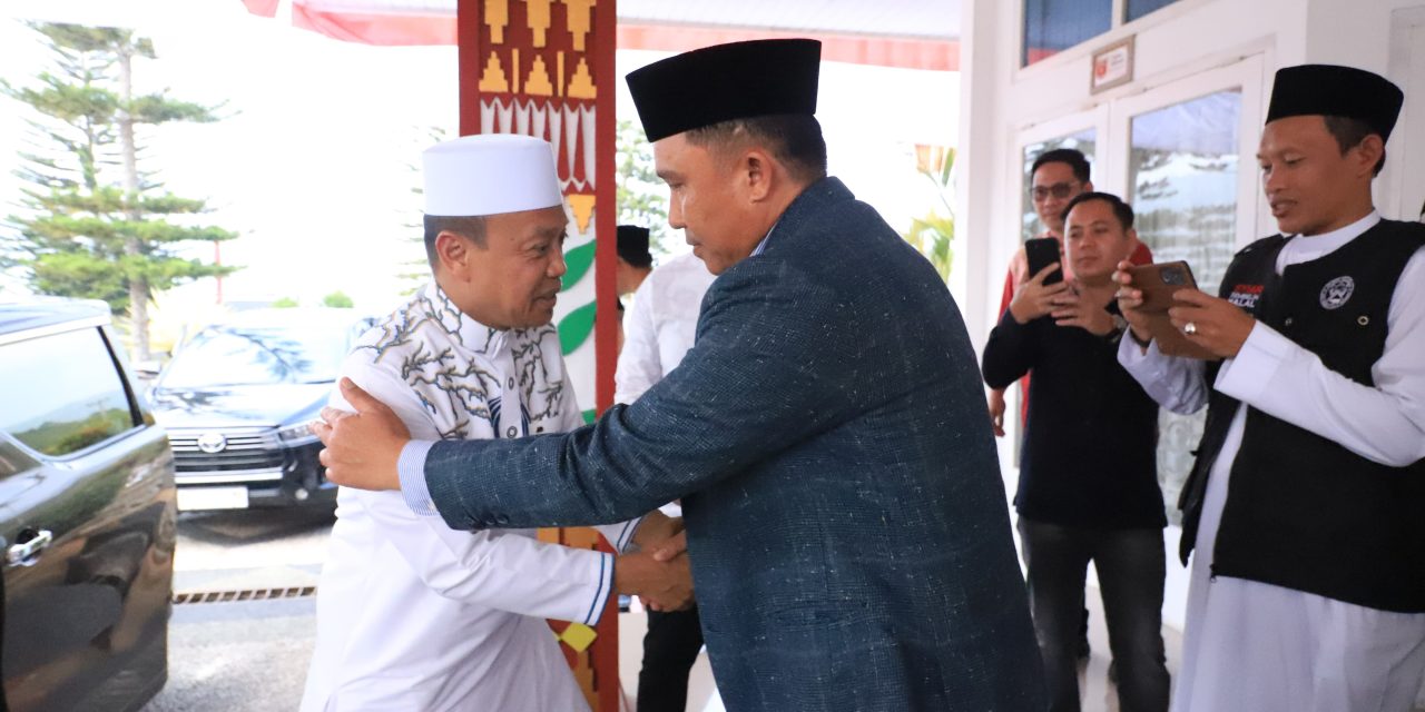 Bupati Lampung Barat Sambut Langsung Kedatangan Ustad Das’at Latif di Rumah Dinas