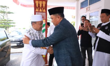 Bupati Lampung Barat Sambut Langsung Kedatangan Ustad Das’at Latif di Rumah Dinas