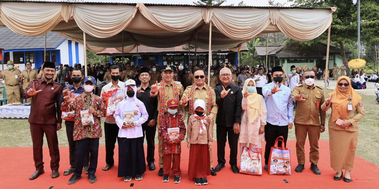 Program Tiga Setel Seragam Gratis Berhasil Pangkas Beban Orang Tua