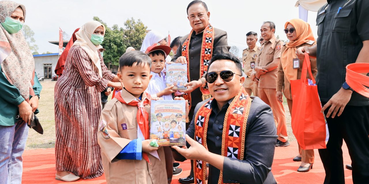 290 Siswa Batu Brak Dapat Seragam Gratis di Tengah Produktivitas Kopi Menurun