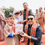 290 Siswa Batu Brak Dapat Seragam Gratis di Tengah Produktivitas Kopi Menurun