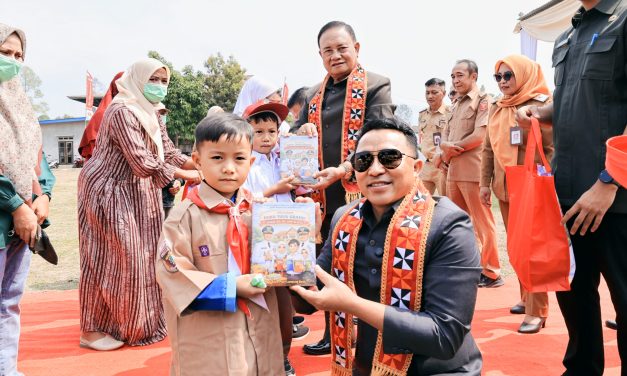 290 Siswa Batu Brak Dapat Seragam Gratis di Tengah Produktivitas Kopi Menurun