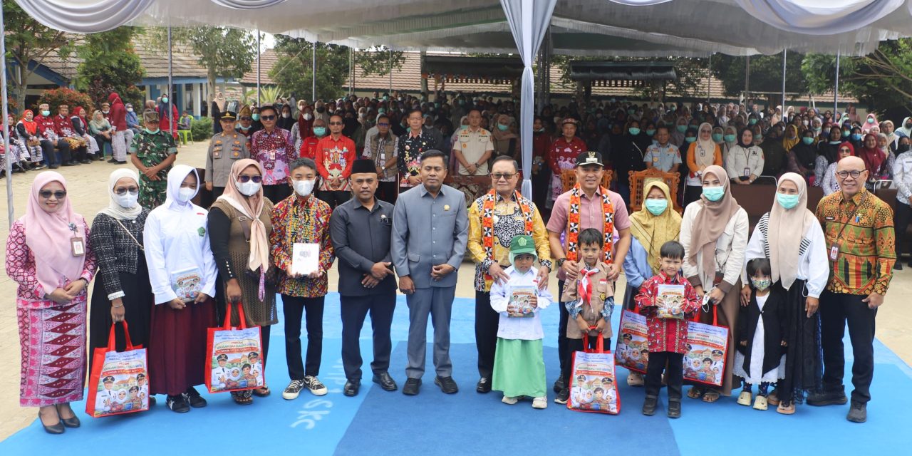 Bantuan 766 Seragam Gratis Pemkab Lambar Hapus Jurang Kaya Miskin di Sekincau