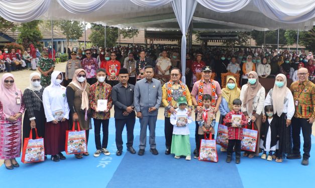 Bantuan 766 Seragam Gratis Pemkab Lambar Hapus Jurang Kaya Miskin di Sekincau
