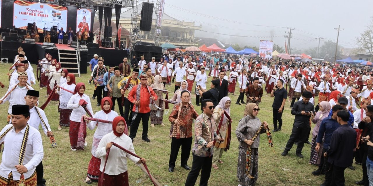 Ribuan Penari Padati Lapangan Merdeka, Lampung Barat Rayakan HUT ke-35 Dengan Nyambai Bersama
