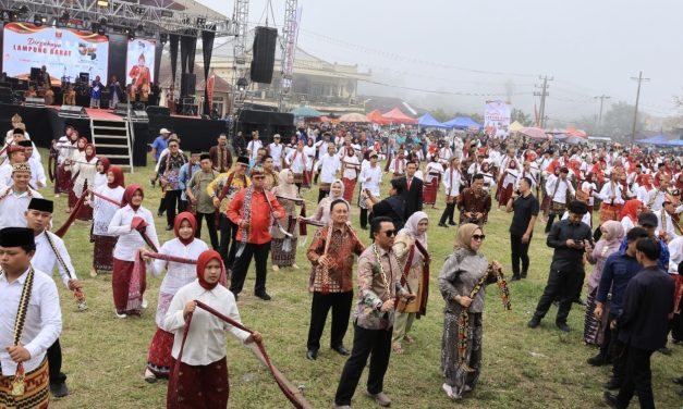 Ribuan Penari Padati Lapangan Merdeka, Lampung Barat Rayakan HUT ke-35 Dengan Nyambai Bersama