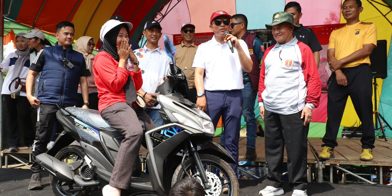 Curi Perhatian!!! Ikuti Jalan Sehat, Masyarakat Suoh-BNS Terima Doorprize Menarik Hingga Seragam Sekolah Gratis