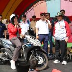 Curi Perhatian!!! Ikuti Jalan Sehat, Masyarakat Suoh-BNS Terima Doorprize Menarik Hingga Seragam Sekolah Gratis