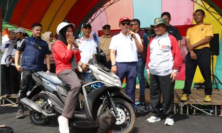 Curi Perhatian!!! Ikuti Jalan Sehat, Masyarakat Suoh-BNS Terima Doorprize Menarik Hingga Seragam Sekolah Gratis