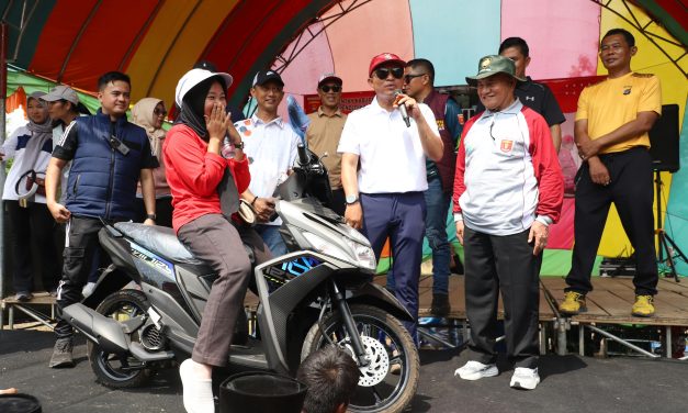 Curi Perhatian!!! Ikuti Jalan Sehat, Masyarakat Suoh-BNS Terima Doorprize Menarik Hingga Seragam Sekolah Gratis