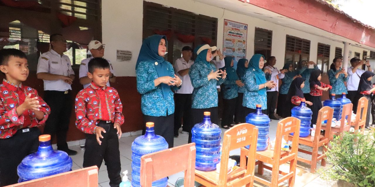 TP PKK Lampung Barat Gelar Aksi Cuci Tangan di SD Negeri Hantatai, Kepsek: Jangan Hanya Seremonial