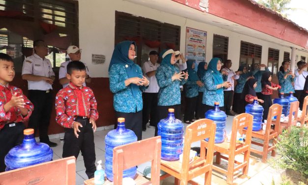 TP PKK Lampung Barat Gelar Aksi Cuci Tangan di SD Negeri Hantatai, Kepsek: Jangan Hanya Seremonial