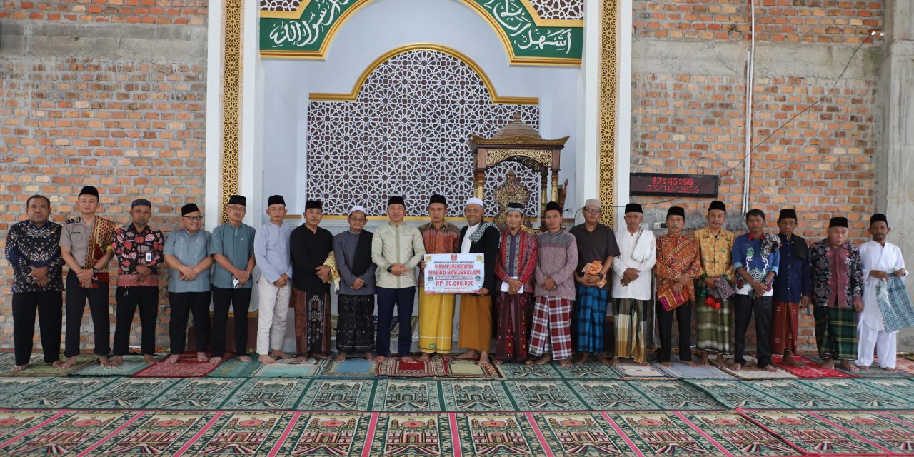 Bupati Parosil Serahkan Hibah Rp 70 Juta untuk Masjid Babussalam Mutar Alam, Tepati Janji Sejak Ramadan 2022