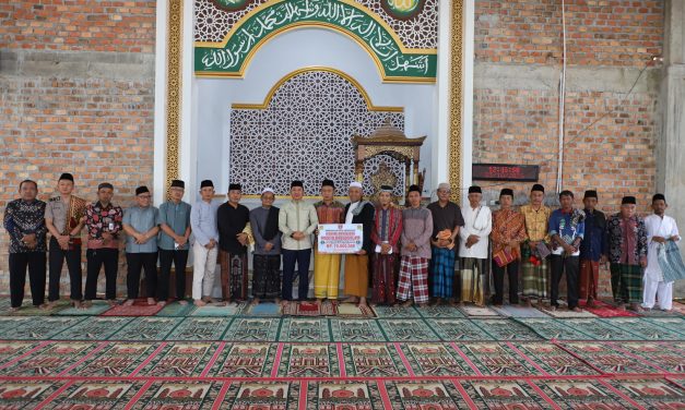 Bupati Parosil Serahkan Hibah Rp 70 Juta untuk Masjid Babussalam Mutar Alam, Tepati Janji Sejak Ramadan 2022