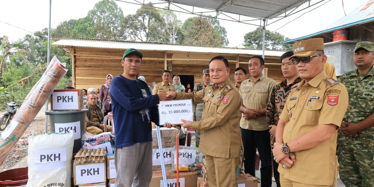 Wabup Lampung Barat Serahkan Bantuan Rp25 Juta untuk Korban Kebakaran di Pekon Balak